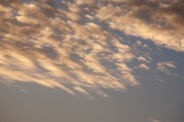 Detalle nubes y cielo anaranjado