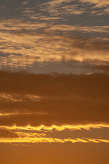 Detalle nubes y cielo anaranjado