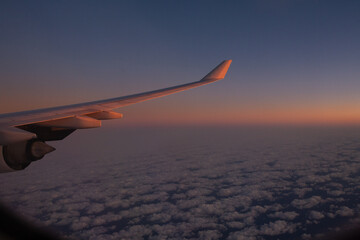Detalle ala avi&oacute;n mientras anochece volando