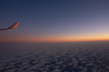 Cielo anocheciendo desde avi&oacute;n