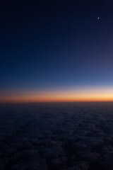 Cielo anocheciendo desde avi&oacute;n