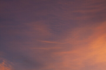 Detalle nubes y cielo anaranjado