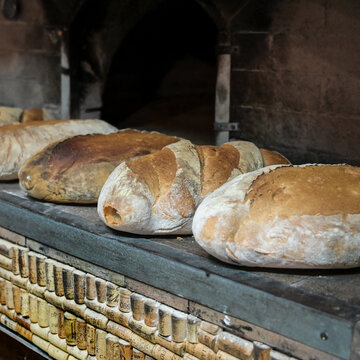 pane fresco appena uscito da un forno a legna