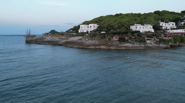 borgo marinaro sul gargano con un antico trabucco in legno