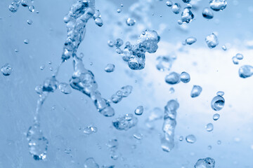 青の背景に飛び散る水飛沫.