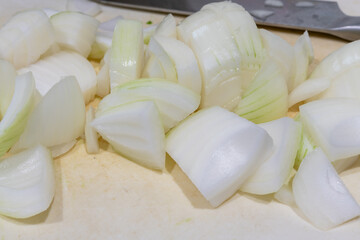 玉ねぎをカットしている所
