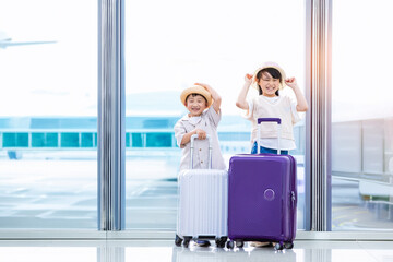 空港で飛行機を待つ子ども