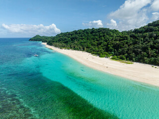 Obraz premium Ocean waves crashing on white sand in Puka Shell Beach. Boracay Island. Philippines.