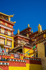 Obraz premium Grand Architecture of Songzanlin Monastery on a Sunny Day