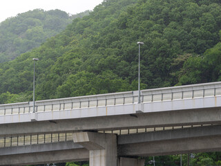 雨が降る高速道路の風景