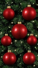 Naklejka premium Bright red Christmas ornaments hanging on a decorated pine tree with lights