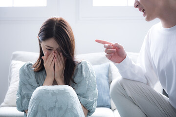 モラハラなど夫婦やカップルなどの喧嘩や怒るハラスメントのイメージ