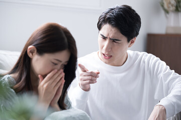 Images of quarrels and angry harassment of couples and married couples, such as moral harassment.