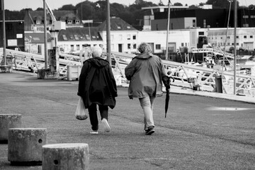 Couple marchant.