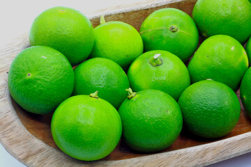These freshly picked limes from the garden, besides being squeezed to make a drink, can also be used as a seasoning in spicy Thai food, giving it a fragrant aroma and a refreshing sour taste.