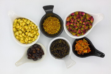 Herbal tea made from dried flowers, consisting of roses, jasmine, osmanthus, cascara, bael fruit and fermented tea leaves. Rich in antioxidants, reducing blood fat and helping you sleep well.