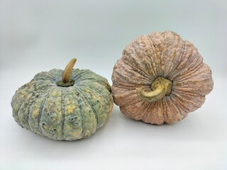 Compare the difference between freshly picked green pumpkins from local Thai varieties and the same pumpkins that have been stored for a long time until it become orange-brown.