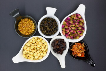 Herbal tea made from dried flowers, consisting of roses, jasmine, osmanthus, cascara, bael fruit and fermented tea leaves. Rich in antioxidants, it has the properties of reducing blood fat, sleep well