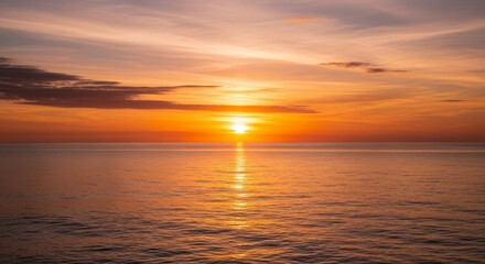 Obraz premium Stunning Golden Sunset Over Calm Ocean Waters: Vibrant Colors and Serene Atmosphere