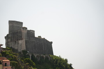 Obraz premium Italian castle on the bay of northern Italy