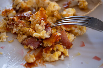 acercamiento de tenedor con huevo con tocino