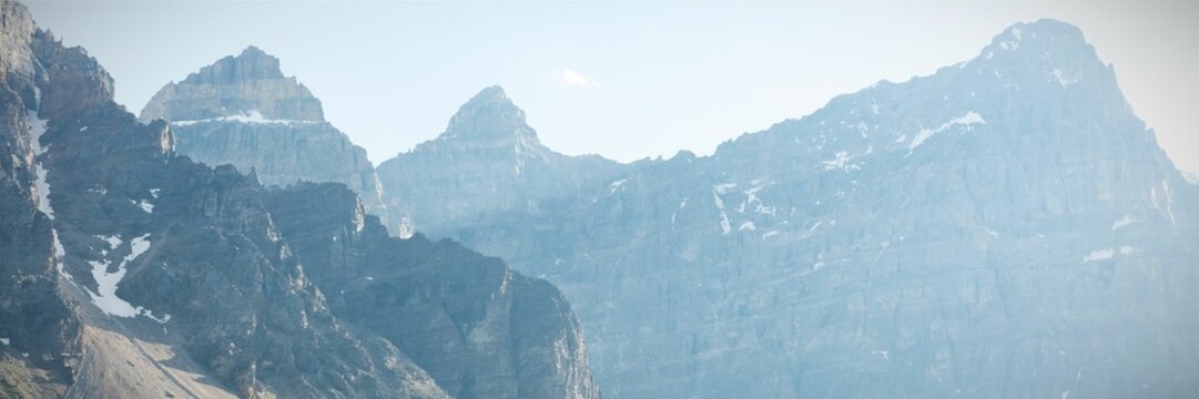 Fototapeta Mountains range on a sunny day