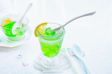 わらび餅ソーダ　メロン味