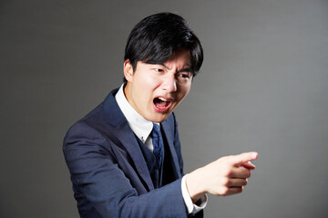 ビジネスマン　叱る　黒背景