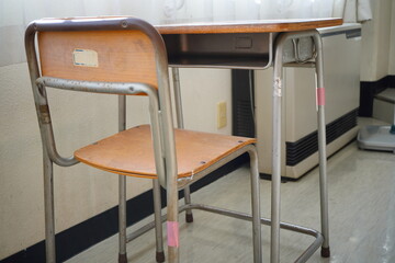 学校の机と椅子。静かな教室に残る学びの記憶。