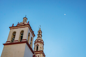 Iglesia con la luna