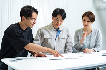 Obraz premium 設計士・施工業者の打ち合わせ