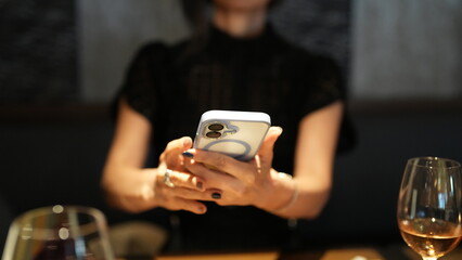 スマホを操作する日本人の女性