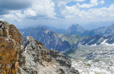 Felsenlandschaft mit Schneeresten Zugspitze Deutschland im Fr&uuml;hling