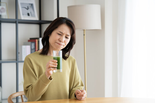 青汁を飲むミドルの女性