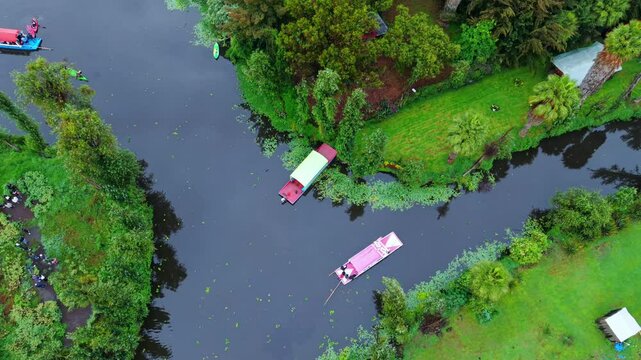Parque Ecol&oacute;gico de Xochimilco, Ciudad de M&eacute;xico, Canales de agua con trajineras de colores y kayak en el lago, viajes y turismo en M&eacute;xico visita a chinampas