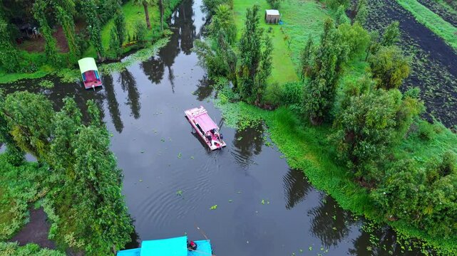 Parque Ecol&oacute;gico de Xochimilco, Ciudad de M&eacute;xico, Canales de agua con trajineras de colores y kayak en el lago, viajes y turismo en M&eacute;xico visita a chinampas