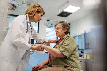 Obraz premium Kind physician comforting elderly patient with gentle hand touch