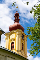 Kirchturm der Kirche Mariä Heimsuchung in Hejnice im Isergebirge 2