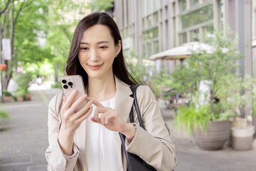スマートフォンで検索する女性