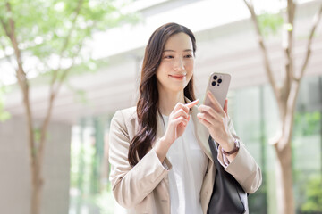 スマートフォンで調べる女性　