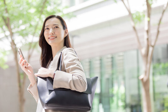 振り向くビジネスウーマン