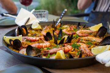 Nahaufnahme einer Paella mit Scampi und anderen Meeresfrüchten