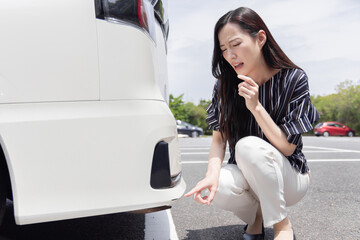 若い女性　運転　事故　自爆　擦る　傷