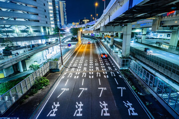 都会の夜の道路