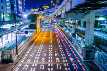 都会の夜の道路