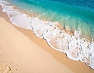 paisaje de playa idílico y soleado, arena fina y de color dorado, se ve suave y limpia. El agua cercana a la costa es de un vibrante color turquesa,