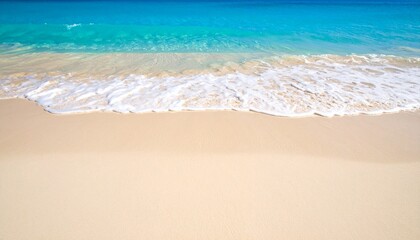 paisaje de playa idílico y soleado, arena fina y de color dorado, se ve suave y limpia. El agua cercana a la costa es de un vibrante color turquesa,
