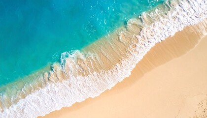 paisaje de playa idílico y soleado, arena fina y de color dorado, se ve suave y limpia. El agua cercana a la costa es de un vibrante color turquesa,
