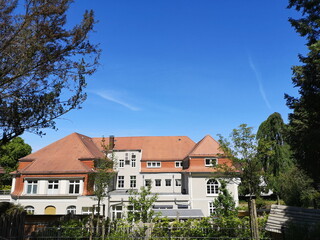 Denkmalgeschützte alte Fabrik im Weberpark im Sommer bei blauem Himmel und Sonnenschein in...