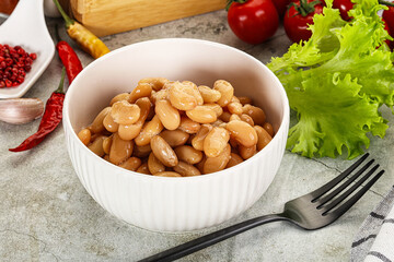 White canned beans in the bowl